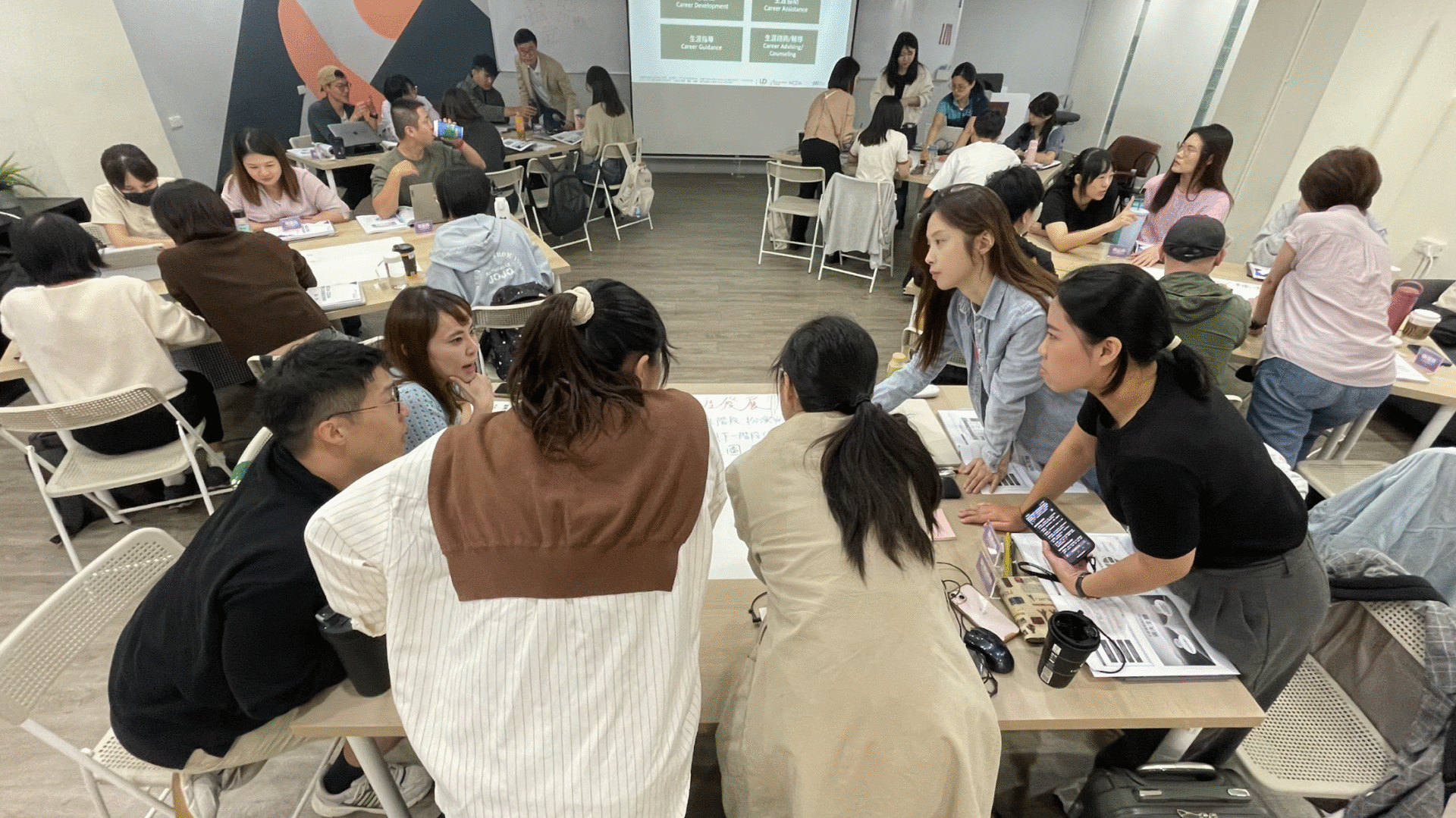 CDA課程以實體授課方式，及大量的案例討論、角色扮演來讓職涯諮詢師重新詮釋諮詢思維