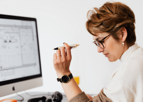 斜槓副業時間不夠怎麼辦？用「低工時高複利」思維設計你的副業產品